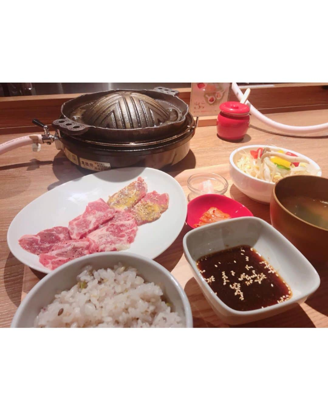 にゃんさんゴルフさんのインスタグラム写真 - (にゃんさんゴルフInstagram)「. . LAMB ONE(ラムワン)メディア試食会に 行ってきました🐏💕 @lamb.one__ . 味比べセット(塩麹漬けラム肩ロース・ごま味噌漬け肩ロース・熟成ラム肩ロース) 食べましたー♡ . ボリューミーでした♡ お肉も柔らかくうまい💕 . あとは、 ごま味噌漬けスプリングラムチョップ🥩 . デザートに抹茶わらび餅もいただきました🍵 . 全席カウンター席で1人用の焼き台があって おひとりさまでも入りやすい♡ 新宿に買い物ついでにまたこよう🐏 . #ラム肉#ひとり焼き肉#ニュージーランド#羊子ちゃん#ダイエット#低カロリー#脂肪燃焼#ラムワン #1人焼肉 #ジンギスカン#新宿ごはん#歌舞伎町#歌舞伎町ごはん#ラムチョップ#スプリングラムチョップ#塩麹漬けラム肩ロース#ごま味噌漬け肩ロース#熟成ラム肩ロース#lambchop#lambone#shinjuku#tokyo#volumey#juicy#fresh#pr」2月27日 7時10分 - miiiii0228