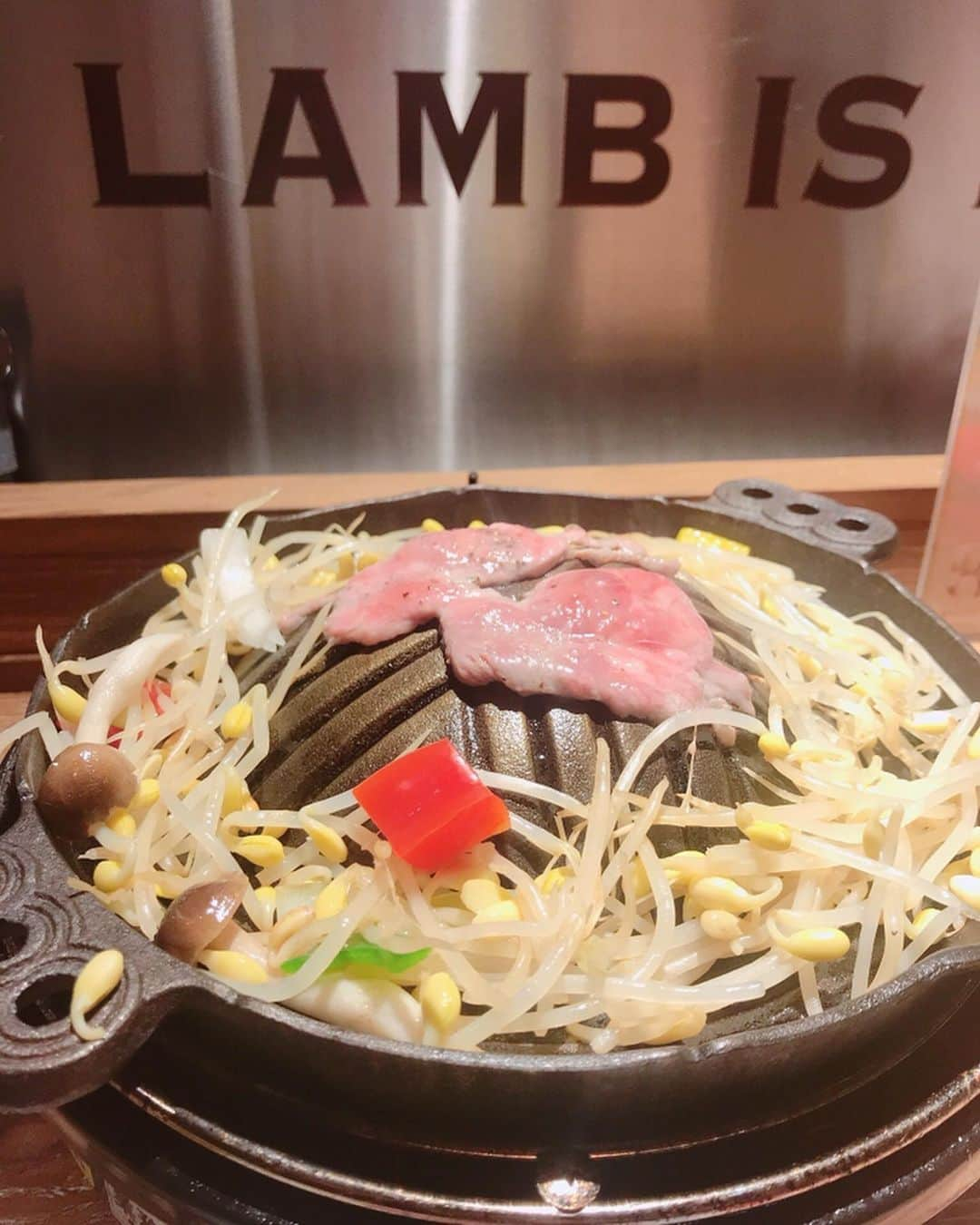 にゃんさんゴルフさんのインスタグラム写真 - (にゃんさんゴルフInstagram)「. . LAMB ONE(ラムワン)メディア試食会に 行ってきました🐏💕 @lamb.one__ . 味比べセット(塩麹漬けラム肩ロース・ごま味噌漬け肩ロース・熟成ラム肩ロース) 食べましたー♡ . ボリューミーでした♡ お肉も柔らかくうまい💕 . あとは、 ごま味噌漬けスプリングラムチョップ🥩 . デザートに抹茶わらび餅もいただきました🍵 . 全席カウンター席で1人用の焼き台があって おひとりさまでも入りやすい♡ 新宿に買い物ついでにまたこよう🐏 . #ラム肉#ひとり焼き肉#ニュージーランド#羊子ちゃん#ダイエット#低カロリー#脂肪燃焼#ラムワン #1人焼肉 #ジンギスカン#新宿ごはん#歌舞伎町#歌舞伎町ごはん#ラムチョップ#スプリングラムチョップ#塩麹漬けラム肩ロース#ごま味噌漬け肩ロース#熟成ラム肩ロース#lambchop#lambone#shinjuku#tokyo#volumey#juicy#fresh#pr」2月27日 7時10分 - miiiii0228