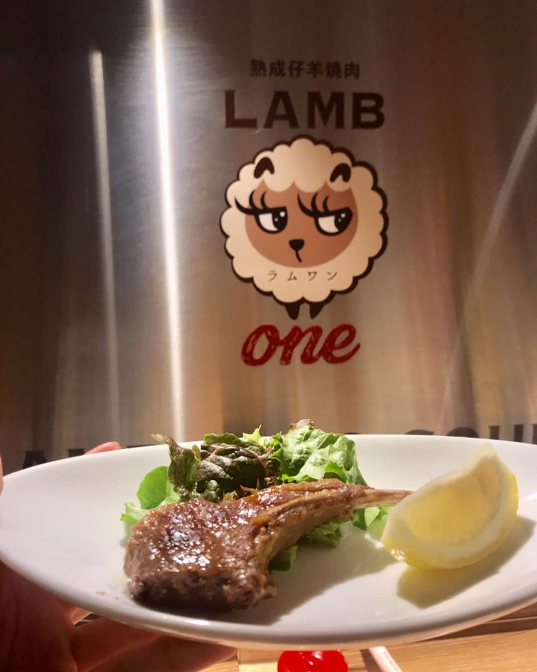 にゃんさんゴルフさんのインスタグラム写真 - (にゃんさんゴルフInstagram)「. . LAMB ONE(ラムワン)メディア試食会に 行ってきました🐏💕 @lamb.one__ . 味比べセット(塩麹漬けラム肩ロース・ごま味噌漬け肩ロース・熟成ラム肩ロース) 食べましたー♡ . ボリューミーでした♡ お肉も柔らかくうまい💕 . あとは、 ごま味噌漬けスプリングラムチョップ🥩 . デザートに抹茶わらび餅もいただきました🍵 . 全席カウンター席で1人用の焼き台があって おひとりさまでも入りやすい♡ 新宿に買い物ついでにまたこよう🐏 . #ラム肉#ひとり焼き肉#ニュージーランド#羊子ちゃん#ダイエット#低カロリー#脂肪燃焼#ラムワン #1人焼肉 #ジンギスカン#新宿ごはん#歌舞伎町#歌舞伎町ごはん#ラムチョップ#スプリングラムチョップ#塩麹漬けラム肩ロース#ごま味噌漬け肩ロース#熟成ラム肩ロース#lambchop#lambone#shinjuku#tokyo#volumey#juicy#fresh#pr」2月27日 7時10分 - miiiii0228