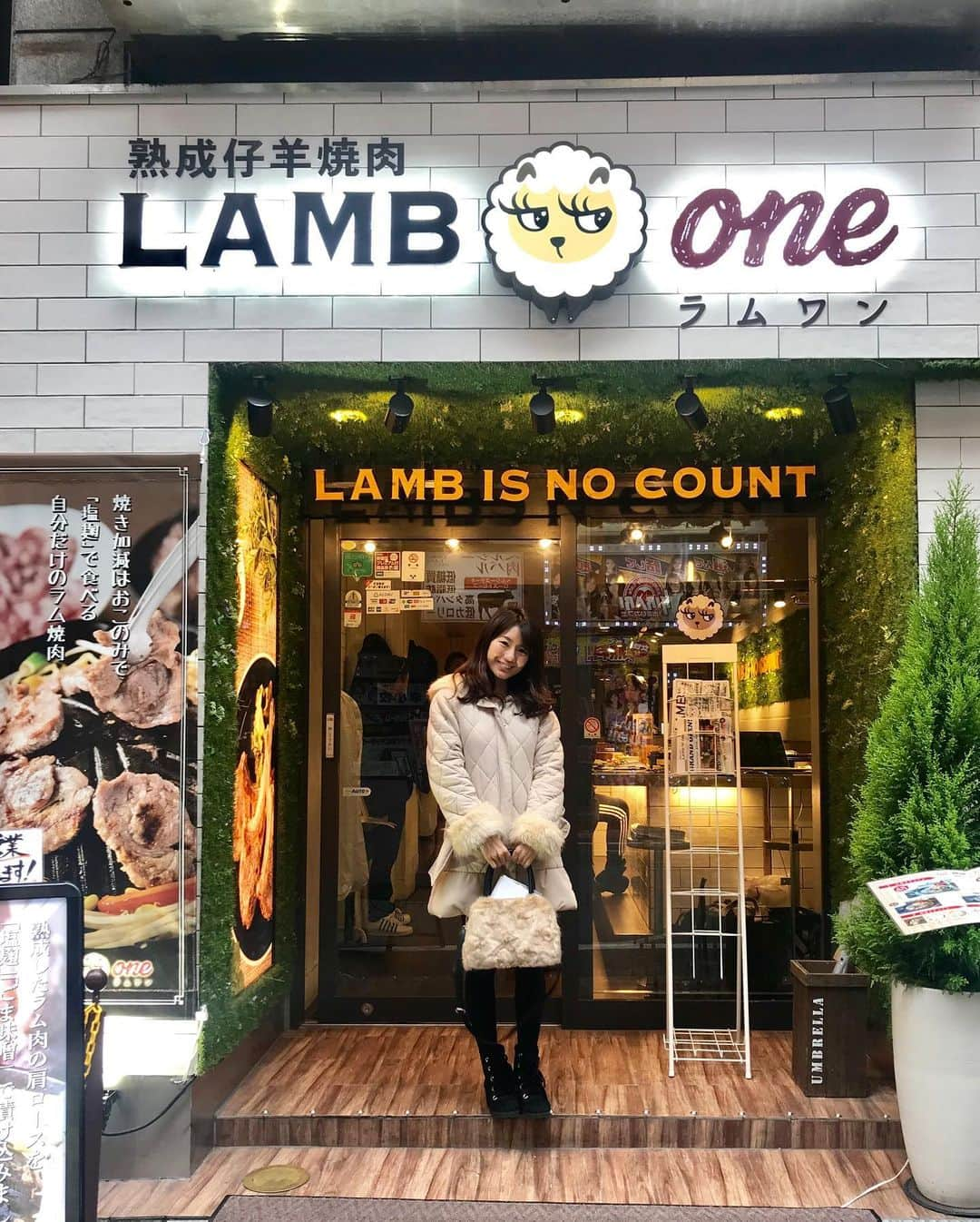 にゃんさんゴルフさんのインスタグラム写真 - (にゃんさんゴルフInstagram)「. . LAMB ONE(ラムワン)メディア試食会に 行ってきました🐏💕 @lamb.one__ . 味比べセット(塩麹漬けラム肩ロース・ごま味噌漬け肩ロース・熟成ラム肩ロース) 食べましたー♡ . ボリューミーでした♡ お肉も柔らかくうまい💕 . あとは、 ごま味噌漬けスプリングラムチョップ🥩 . デザートに抹茶わらび餅もいただきました🍵 . 全席カウンター席で1人用の焼き台があって おひとりさまでも入りやすい♡ 新宿に買い物ついでにまたこよう🐏 . #ラム肉#ひとり焼き肉#ニュージーランド#羊子ちゃん#ダイエット#低カロリー#脂肪燃焼#ラムワン #1人焼肉 #ジンギスカン#新宿ごはん#歌舞伎町#歌舞伎町ごはん#ラムチョップ#スプリングラムチョップ#塩麹漬けラム肩ロース#ごま味噌漬け肩ロース#熟成ラム肩ロース#lambchop#lambone#shinjuku#tokyo#volumey#juicy#fresh#pr」2月27日 7時10分 - miiiii0228