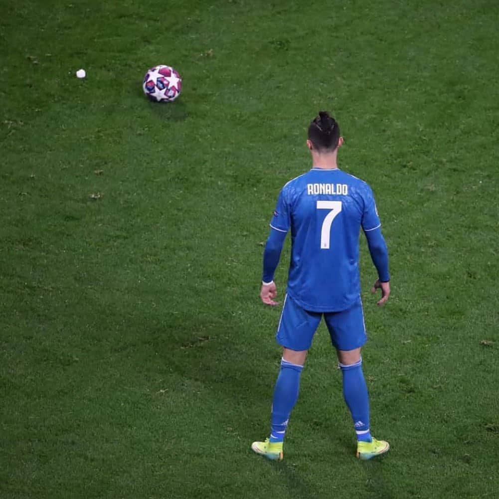 ポール・ポグバさんのインスタグラム写真 - (ポール・ポグバInstagram)「Segnerà MAI su punizione❓#Juve #CR7 #Ronaldo  Yes 👍 or No 👎?」2月27日 7時07分 - juvefanpage