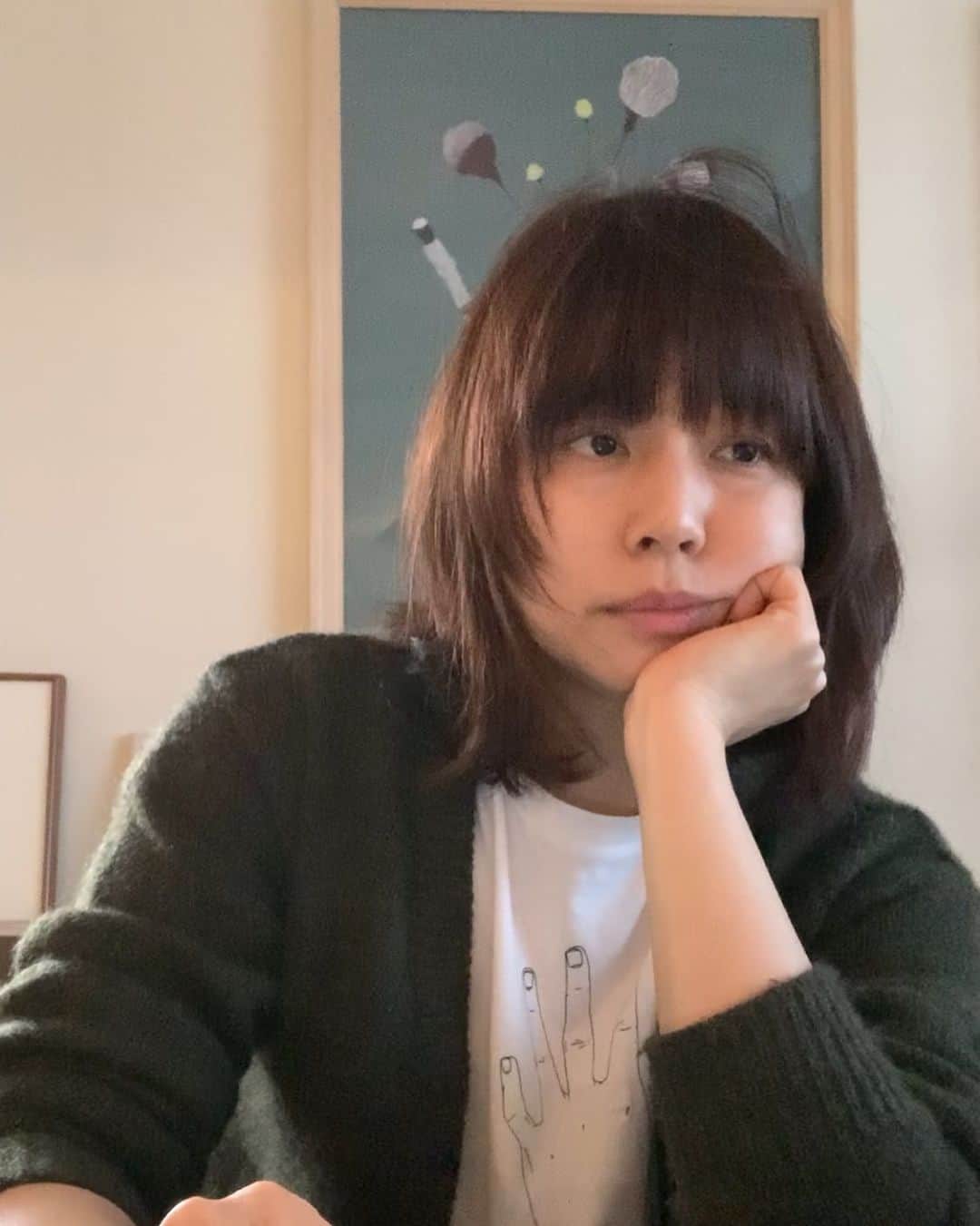 石田ゆり子さんのインスタグラム写真 - (石田ゆり子Instagram)「おはようございます。 朝です。 わたしは 髪の毛が伸びるのが異様に早いので すでに切らなくてはいけないレベルに伸びてまいりました(前髪)  どのようになってるかと よく聞かれるので このようになっていますと 写真でお伝えします。 わかりますか？」2月27日 7時09分 - yuriyuri1003