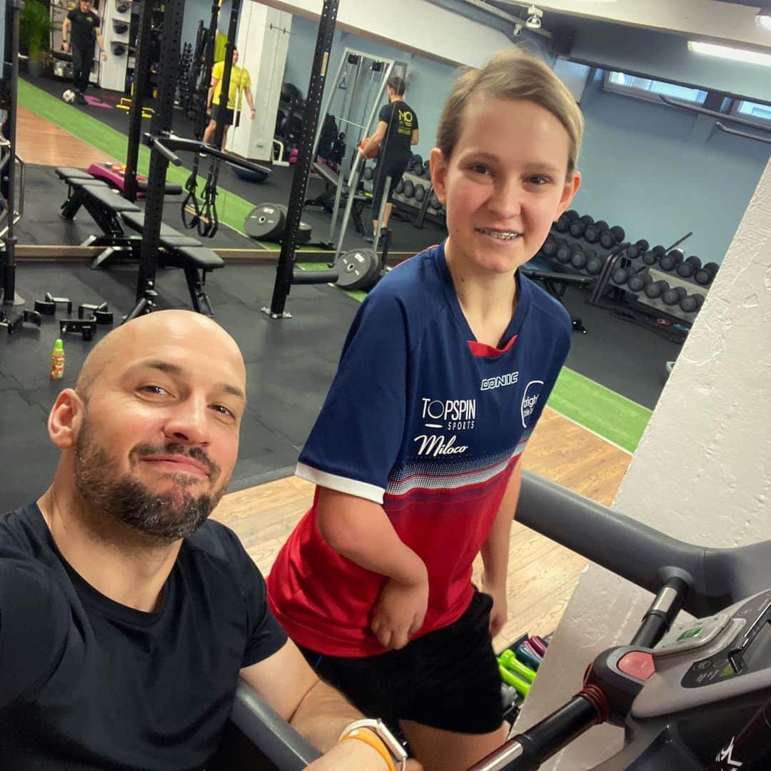 Karolina pekのインスタグラム：「Dalej się zastanawiam jak @paweloracz wytrzymał ze mną te 3 lata treningów...😂🤷🏻‍♀️ #rocznica #omtc」