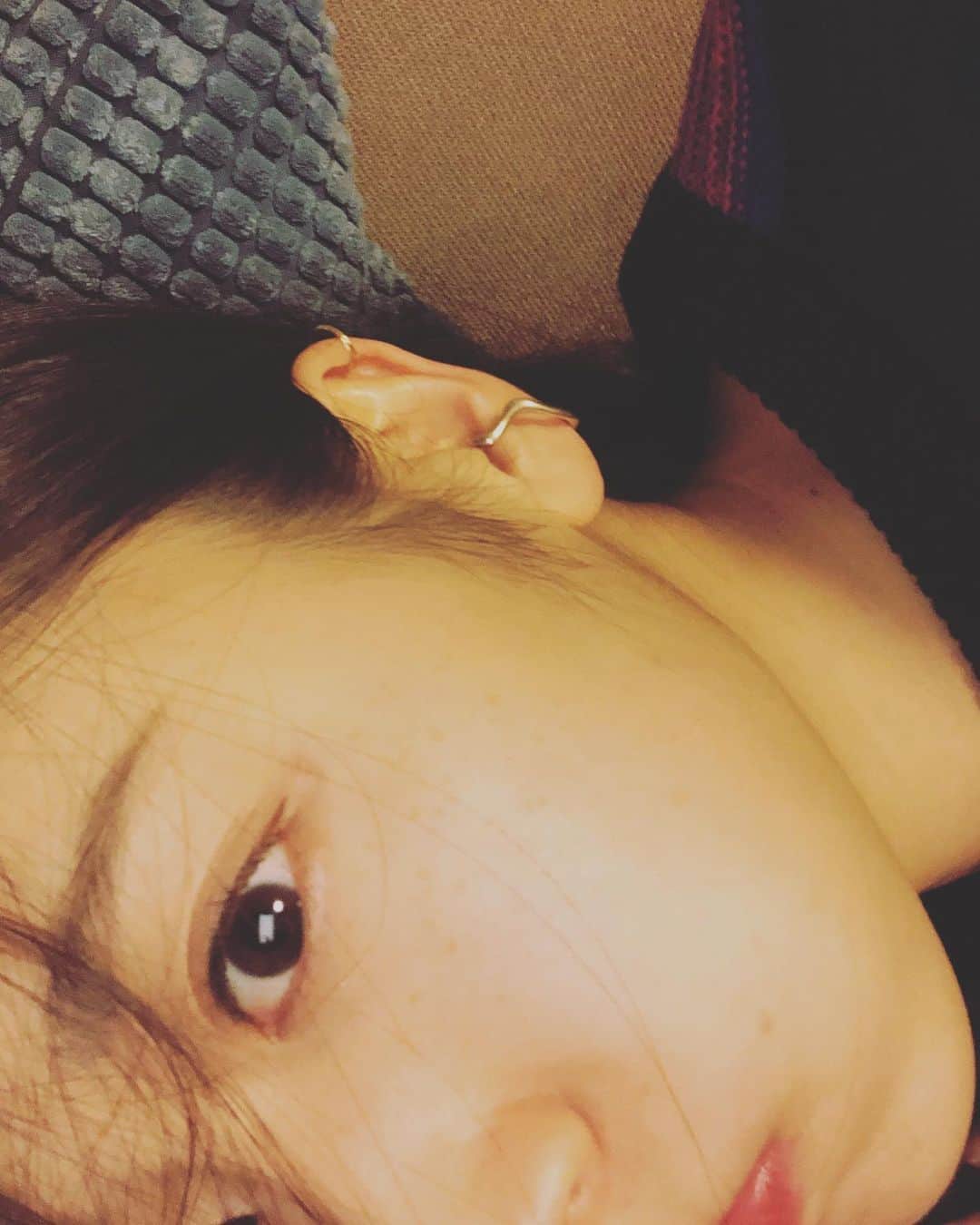 鮎川桃果のインスタグラム：「今日は夜更かししたい気分だってのに眠い🦖 夜更かしもしたいし、 早起きもしたいし、 ちゃんと睡眠時間も摂りたい。  どれか一つ諦めなきゃいけない🤹‍♀️ #鮎川桃果」