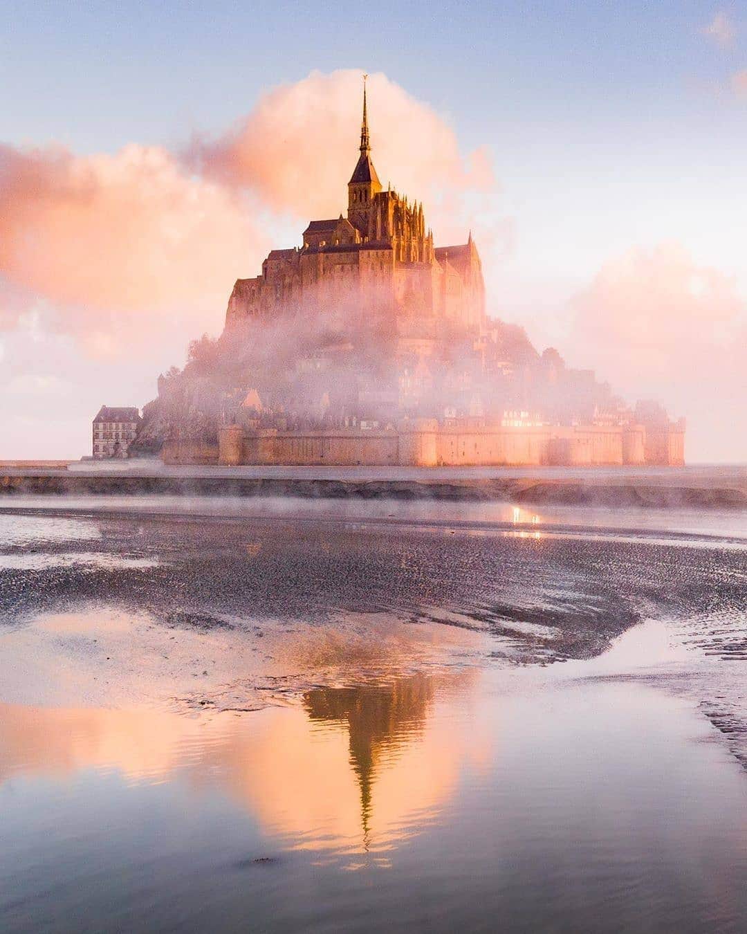 BEAUTIFUL DESTINATIONSさんのインスタグラム写真 - (BEAUTIFUL DESTINATIONSInstagram)「Mont Saint-Michel seems to magically arise out of the ground in France 😳 Have you visited the iconic location yet? (📸: @loic.lagarde 📍: Mont Saint-Michel)」2月26日 22時10分 - beautifuldestinations