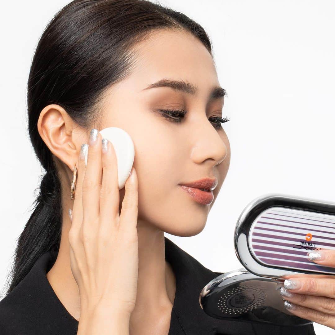 M∙A∙C Cosmetics Japanのインスタグラム：「パウダーファンデーションは乾燥する、というイメージをお持ちの方にこそ使っていただきたい、ライトフルC+ SPF30 ファンデーション✨﻿ ﻿ 肌を保湿し、ハリとなめらかさのある肌へと整えるコーラルグラスエキス*や、保湿効果で乾燥肌の化粧崩れを防ぐマリーンブライトフォーミュラの3つの海藻エキス**を配合🌿お直し用としても優秀なアイテムです✨﻿ ㅤ﻿ ㅤ﻿ *サンゴソウ: アッケシソウエキス﻿ **ダルスエキス、スサビノリエキス、アルゲエキス﻿ ﻿ ﻿ 【期間限定キャンペーン開催中】お好きなファンデーション製品を含む8,250円(税込)以上お買い上げの方にはオリジナルLEDミラー(数量限定)をプレゼント🎁﻿ ㅤ﻿ ﻿ ※M・A・C公式オンラインショップでのプレゼントは限定数に達したため終了いたしました。﻿ ※プレゼントはお1人様1会計につき1個までとなります。﻿ ㅤ﻿ ﻿ MAKEUP & MODEL:﻿ M·A·C ARTIST AYA IIZUKA @i.mac_artist﻿ ㅤ﻿ ㅤ﻿ #MACLightfulC #SpotlightReady #MACライトフル #MACCosmeticsJapan #MACコスメ #MACCosmetics #コスメ #メイク #ファンデ #ファンデーション #リキッドファンデーション #ベースメイク #カバー力 #ツヤ肌 #ツヤ #テカらない #makeup #basemakeup #cosmetics #foundation #beauty﻿」