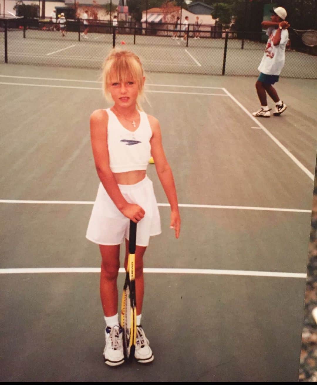 マリア・シャラポワのインスタグラム：「Tennis showed me the world—and it showed me what I was made of. It’s how I tested myself and how I measured my growth. And so in whatever I might choose for my next chapter, my next mountain, I’ll still be pushing. I’ll still be climbing. I’ll still be growing.  Tennis—I’m saying goodbye.」