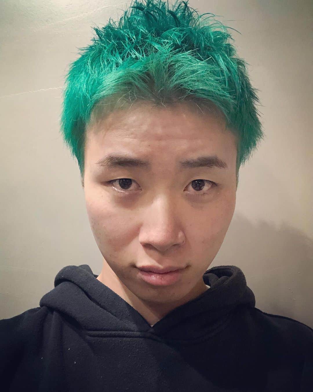 ツリメのインスタグラム：「髪色【緑】なりました。  どうですかね？  なんでこの色になったのかは今日の動画観てね！  https://youtu.be/hPJks9CMYdI  #緑 #シャンプーするたびに色落ちする #ぴえん」