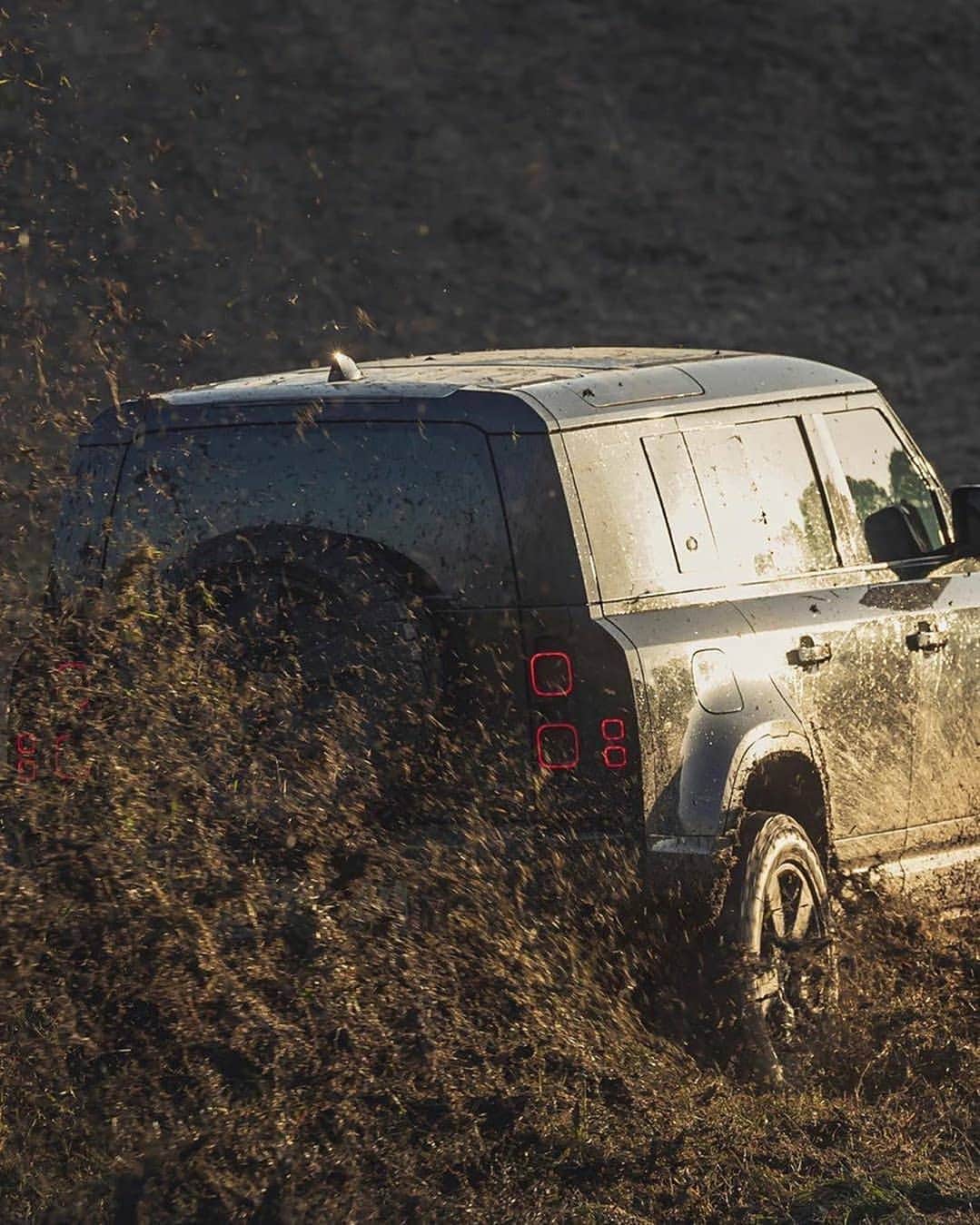 Kik:SoLeimanRTさんのインスタグラム写真 - (Kik:SoLeimanRTInstagram)「The New Land Rover Defender 110 featured in the new 007 Bond movie “No Time to Die” who wants to see the movie? @landrover」2月26日 22時34分 - carinstagram