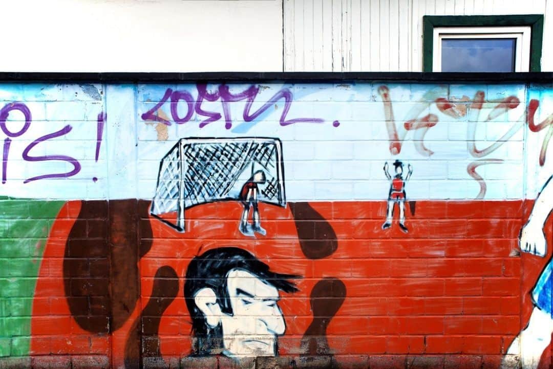 サッカーキングさんのインスタグラム写真 - (サッカーキングInstagram)「日常の中で何気なく眺めていた、奇妙な壁。デュッセルドルフのSV.オーバービルク09（ドイツ8部）の施設だ。メキシコ生まれのアーティスト、アレハンドラ・バルタサレスが切り取るこの壁画のストーリーは、SOCCERKING3月号でチェック。⠀ ⠀ SOCCERKING ISSUE 011 MAR. 2020⠀ P72 - 73 FOOTBALL THROUGH A FINDER⠀ ⠀ Photo by Alejandra Baltazares @abaltazares⠀ ⠀ #AlejandraBaltazares #Deutschland #Düsseldorf #football #Fußball  #art #SOCCERKING #サッカーキング」2月26日 22時30分 - soccerkingjp