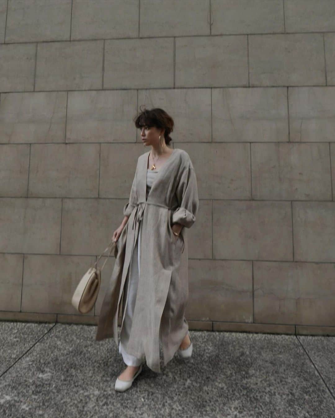 JUNNAのインスタグラム：「お気に入りのヘリンボーンガウン。 着ているのはBEIGE。  outer/ #ノーカラーヘリンボーンコート　2月27日発売 bag/ @therow pierce/ @farisjewelry pants/ #リネンリラックスパンツ　2月27日発売 tops/ 近日発売 shoes/ #ストラップバレエシューズ  コットンワンピースにサラリと羽織ったり... リネンパンツに合わせたり☺️ #etretokyo #2020etre_ss#春コーデ #春服 #春#春服コーデ#therow #ガウン #ガウンコート#エトレのバレエ」
