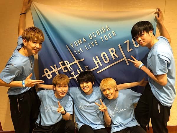 嶋田遼太郎のインスタグラム：「YUMA UCHIDA 1st LIVE TOUR OVER THE HORIZON 〜＆Over〜  2/24のパシフィコ横浜で 遂に全てのライブが終わってしまいました。。 ありきたりな言葉ではありますが、とても寂しい気持ちです。。ただ達成感も物凄くあります！  こんな気持ちになれたのも、我らが内田雄馬さんをはじめとする愛のある方を筆頭に、愛のある振り付け師の　@yusuke_des さん、色々な部分でダンサー周りを見てくださった愛のある @tripleclutch_hideki さん、尊敬出来る愛してるダンサーメンバー  @keita__otaru  @achan_1991  @takamasa_0318  に、愛のあるスタッフの皆様、そんな方々と常に全力で臨んできたからこそだと思います！  名古屋、大阪、東京、横浜どの会場もステージから見える、お客様皆様の素敵な表情もhappyな空間も忘れません！☀️ この記念すべき1st LIVE TOURにダンサーとして関わらせて頂けたこと本当に光栄に思います。  関わって下さった全ての皆様、本当に本当に有り難うございました！  そしてお手紙や、差し入れ、リプ等も本当に嬉しかったです！ すごく勇気づけられ、活力になっていました！  また気持ちを新たに頑張ります！ 有難うございました！  #内田雄馬1stLIVE #OVERTHEHORIZON #声優#ダンサー」