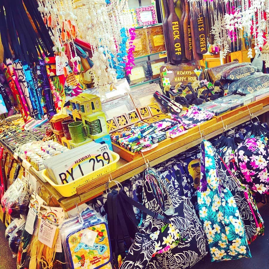大山恵理乃さんのインスタグラム写真 - (大山恵理乃Instagram)「#ハワイ #オアフ島﻿ #デュークスマーケットプレイス﻿ ﻿ ﻿ ﻿ 店舗の数は まさに100越え。﻿ ハワイらしい雑貨が激安で﻿ 犇めき合うように軒を連ねる路面店。﻿ ﻿ ﻿ ﻿ 昔のインターナショナルマーケットプレイスの雰囲気を此処では味わえる。﻿ ﻿ ﻿ ﻿ このゴチャゴチャ感 大好き♡﻿ ﻿ ﻿ ﻿ #hawaii #dukesmarketplace  #インターナショナルマーケットプレイス #internationalmarketplace  #ホノルル #ワイキキ　 #waikiki #honolulu #oahu #oahulife  #하와이 #오아후섬 #호놀룰루  #ハワイ観光 #ハワイ旅行 #ハワイ大好き #ハワイ行きたい #ハワイ好き #ハワイ住みたい #ハワイショッピング #ハワイ買い物 #ハワイ土産 #ハワイ雑貨  #하와이쇼핑 #デュークスレーン」2月26日 22時41分 - erino_ohyama
