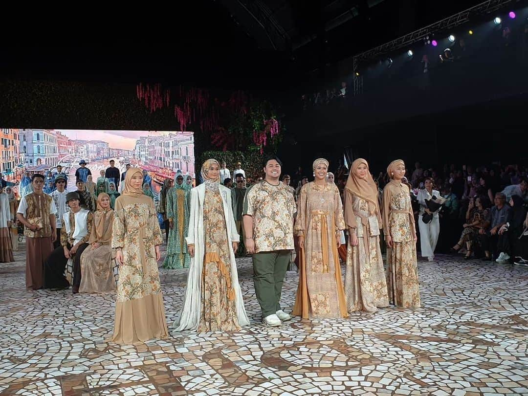 Ivan Gunawanさんのインスタグラム写真 - (Ivan GunawanInstagram)「. "Buongiorno 2020" a fashion show collections of Raya Collections by @mandjha.ivangunawan and @khalif_menswear . What a great evening! Thank you so much for everyone who came to the show. . . #ivangunawan #fashiondesigner #indonesianfashiondesigners #buongiorno2020 #mandjhahijabivangunawan #khalifmenswear #yayasanduniamegabintang #missgrandindonesia2020」2月26日 22時53分 - ivan_gunawan