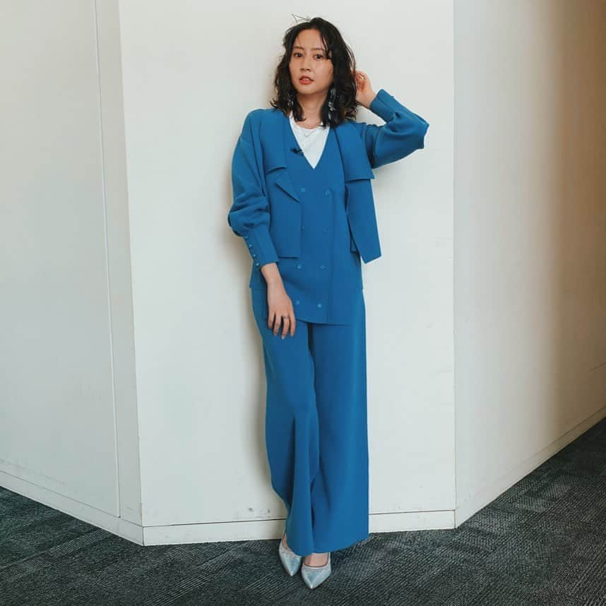 河北麻友子さんのインスタグラム写真 - (河北麻友子Instagram)「FASHION JACKET, VEST&PANTS: Ameri TANK TOP: CURRENTAGE EARRINGS: RUMCHE RINGS&NECKLACE: e.m. SHOES: DIANA #FASHION #衣装」2月26日 22時49分 - mayukokawakitaofficial