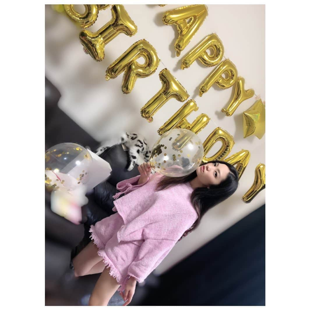 仲西杏里さんのインスタグラム写真 - (仲西杏里Instagram)「台湾から来た姪っ子のお誕生日の 飾りを夜中に準備中の私🥺💥 . 風船🎈は酸素不足でふらふら💥 即諦めてお兄ちゃんに任せた🤣🤣 . #happy💕 #photo #福岡 #fukuokacafe  #天神  #中洲 #春吉 #博多 #17live #ジェラートピケ #17liver #仕事依頼はdmへ #17ライブ #イチナナ #Fukuoka #Japan #バルクアップ #HMB #筋トレ初心者 #筋肉痛が心配  #自分らしく生きる  #流されない生き方 #マニュアル通りに生きたって何も始まらない  #チャレンジャー #諦めない心  #あんたぴ @b_b_j.j  @bijogram @vijobank @j__b__p」2月26日 22時49分 - apime.325