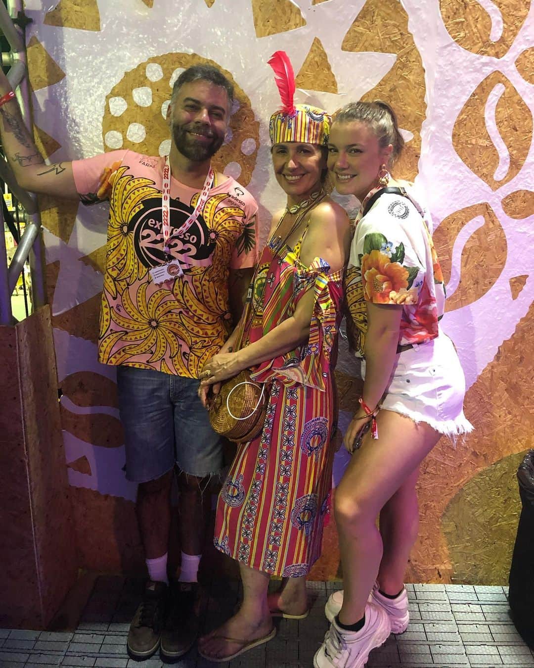 Alice Wegmannのインスタグラム：「mais um pra conta, dessa vez todos os dias na pipoca e no @camexpresso2222 colada com @pedrotourinho e @floragil_. obrigada pelos dias tão lindos, tanta coisa, tanta gente foda surgindo na minha vida! salvador promove os melhores encontros e toda vez que eu piso nesse lugar algo de muito bom acontece em mim. a sensação de estar de braços abertos pra vida, e me lembrar de permitir que a todo momento seja carnaval. axé 🌟」