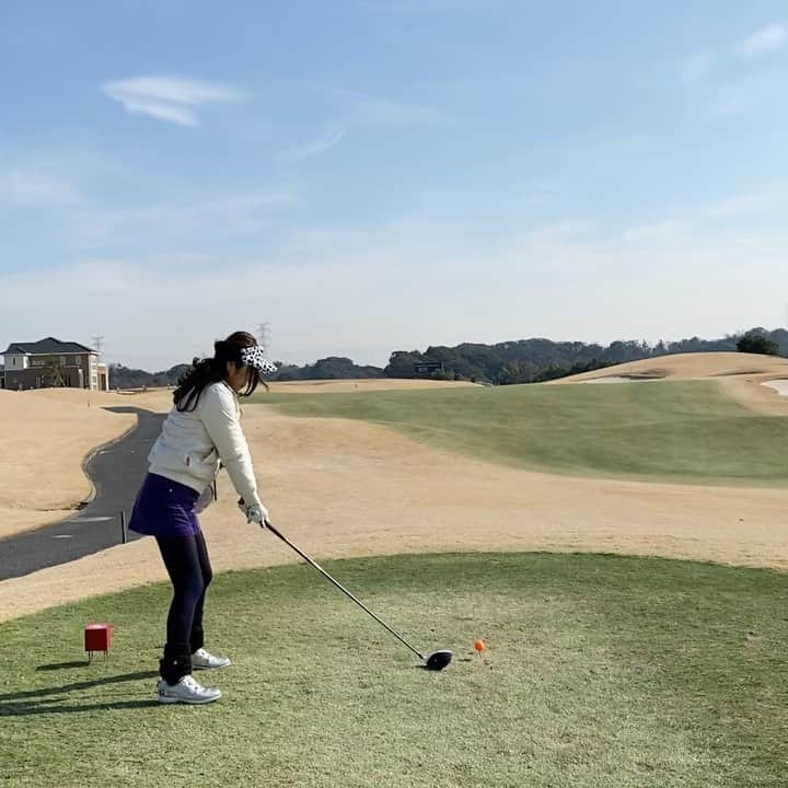 のインスタグラム：「明日は今年に入って2回目のゴルフ⛳️雨の心配は無さそうだっ😊動画はこないだのゴルフ、色んな角度からのドライバーショット4連発🏌️‍♀️ドライバーだけは調子良かったの😆打ちっぱなしの練習もいい感じやったから明日はベストスコアとは言わずともナイススコアが出ますように🙏💕 #GTバーディーズ#golflife #ドライバーショット動画#golfstagram #lecoqsportif #ルコック女子 #japanesegirl #ドライバーショット #lovegolf #girlswhogolf #cute #golfer #ゴルフ #ゴルフ女子 #ゴルフ大好き #golfholic #instagolf #高尔夫球 #골프 #ゴルフコーデ #ゴルフ #golf  #golfer #golfgirl #golflife #ladiesgolf #golfstagram #lovegolf」