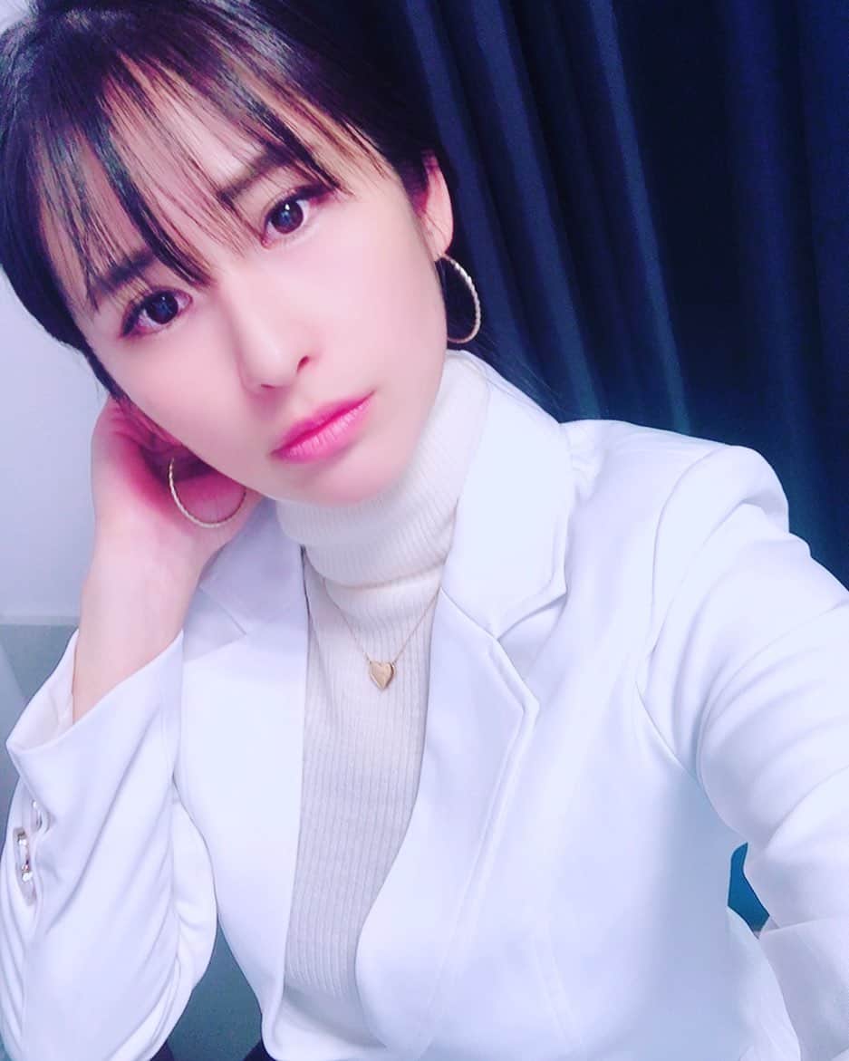 有馬綾香のインスタグラム：「twitterにも載せた保健の先生。 #保健 #学校 #先生 #保健の先生 #どうした #話聞くよ #なーんてな #写真 #自撮り #インスタ苦手だけど頑張った」