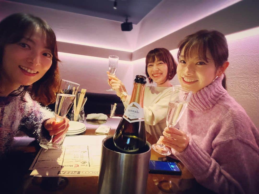 松本英子のインスタグラム：「女子3人祭り🥰はつづく。。。 雛祭りも近いですしw⁉️ こちらはデビュー21周年を迎えたばかりのSHUUBI🍾ちゃん、そりゃ祝うよねぇ✨✨✨昔、デビューの頃にマスタリングスタジオがお隣で、ホント忘れられないあの音。マジかっこよくて、、 今もガンガン音楽に邁進する彼女にまたパワー貰いました💪 そして、お馴染みの相方😍大石由梨香嬢も、日々己を更新しまくっていて追いつけなーい🏃🏻‍♀️ 2人とも気持ちいいくらい男気もあるので、めっちゃ爽快な飲みでした👍  #SHUUBI #大石由梨香 #松本英子 #雛祭り　もうすぐだ。 #男気　じゃんけんはしなかった。」