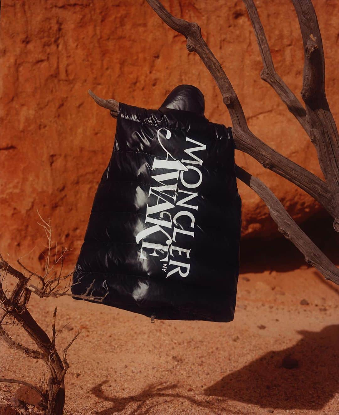 のインスタグラム：「Sergio Zambon’s collaboration with @awakenewyorkclothing creates a dynamic interplay between two diverse creative forces.  _ #MONCLERGENIUS #MONCLER1952 @SergioZambon」