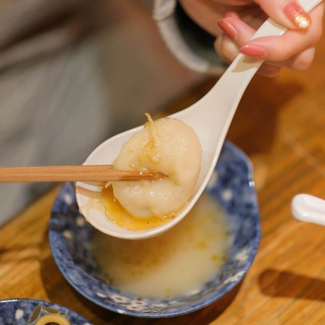 KitchHikeさんのインスタグラム写真 - (KitchHikeInstagram)「「揚・焼・蒸・水餃子」！おいしい餃子が楽しめるお店をご紹介します✨﻿ ﻿ ２枚目: 真不同 飲茶倶楽部﻿ 香港の点心師が一つずつ手作りで手がける飲茶専門店。「よだれ餃子」は、そのつけダレが病みつきの味です。﻿ ﻿ ﻿ ３枚目: 肉汁水餃子 餃包 (ギョーパオ)﻿ 日本では珍しい水餃子専門店。小籠包のような肉汁をもっちり皮で閉じ込めた看板商品「餃包」は必食です。﻿ ﻿ ﻿ ４枚目: ギョウザマニア 品川はなれ﻿ 「羽根つき餃子」！オーダーが入ってから皮を伸ばし餡を包むので、出来立てほやほやの餃子を味わえます。﻿ ﻿ ﻿ ５枚目: トーキョーギョーザクラブ﻿ 今話題のお店！とにかく、一皿一皿が可愛い。「水餃子」はもちもちの皮にジュワッと肉汁溢れ、何度でもオーダーしたくなります。﻿ ﻿ ﻿ ６枚目: Titans Craft Beer Taproom﻿ 老舗餃子メーカーのオーナーが立ち上げたビアバーだけに、フードメニューは餃子一色。アメリカ人店長のアダムさんおすすめの「バッファロー餃子」は、ランチドレッシングをつけていただきま〜す！﻿ ﻿ ﻿ ７枚目: 小籠包マニア﻿ 餃子ではないですが、蒸籠で蒸された「小籠包」はお腹いっぱい楽しみたい料理の一つですね。﻿ ﻿ ﻿ #餃子 #揚げ餃子 #水餃子 #焼き餃子 #蒸し餃子 #餃包 #ギョーパオ #ギョウザマニア#真不同飲茶倶楽部　#よだれ餃子 #titanscraftbeertaproom #餃子好きな人と繋がりたい　#東京グルメ　#食べスタグラム　#食べるの大好き　#食べ歩き　#食べるの好きな人と繋がりたい#おいしい　#グルメ　#グルメ好き　#グルメ好きな人と繋がりたい　#kitchhike　#キッチハイク﻿」2月26日 23時03分 - kitchhike