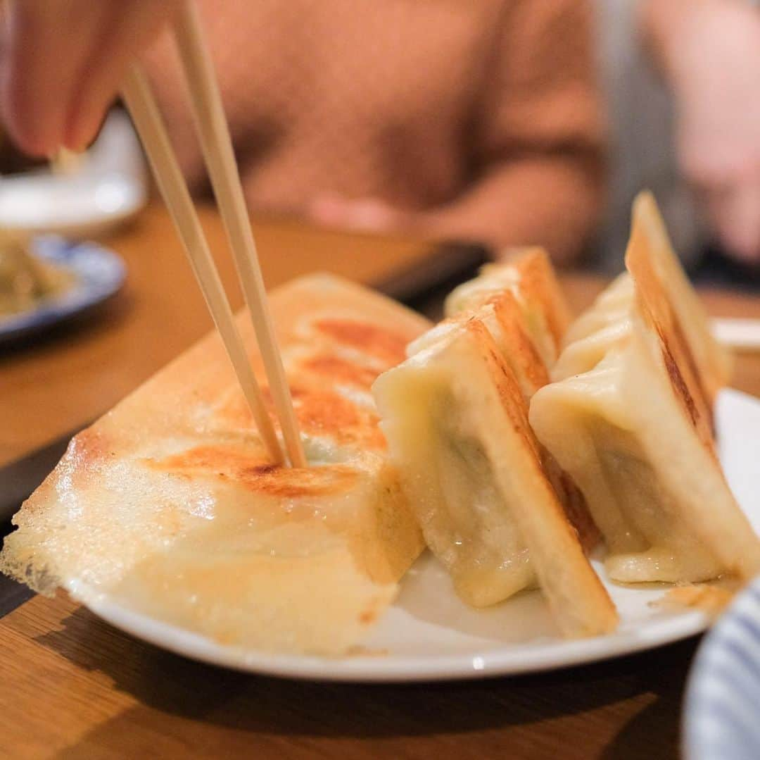 KitchHikeさんのインスタグラム写真 - (KitchHikeInstagram)「「揚・焼・蒸・水餃子」！おいしい餃子が楽しめるお店をご紹介します✨﻿ ﻿ ２枚目: 真不同 飲茶倶楽部﻿ 香港の点心師が一つずつ手作りで手がける飲茶専門店。「よだれ餃子」は、そのつけダレが病みつきの味です。﻿ ﻿ ﻿ ３枚目: 肉汁水餃子 餃包 (ギョーパオ)﻿ 日本では珍しい水餃子専門店。小籠包のような肉汁をもっちり皮で閉じ込めた看板商品「餃包」は必食です。﻿ ﻿ ﻿ ４枚目: ギョウザマニア 品川はなれ﻿ 「羽根つき餃子」！オーダーが入ってから皮を伸ばし餡を包むので、出来立てほやほやの餃子を味わえます。﻿ ﻿ ﻿ ５枚目: トーキョーギョーザクラブ﻿ 今話題のお店！とにかく、一皿一皿が可愛い。「水餃子」はもちもちの皮にジュワッと肉汁溢れ、何度でもオーダーしたくなります。﻿ ﻿ ﻿ ６枚目: Titans Craft Beer Taproom﻿ 老舗餃子メーカーのオーナーが立ち上げたビアバーだけに、フードメニューは餃子一色。アメリカ人店長のアダムさんおすすめの「バッファロー餃子」は、ランチドレッシングをつけていただきま〜す！﻿ ﻿ ﻿ ７枚目: 小籠包マニア﻿ 餃子ではないですが、蒸籠で蒸された「小籠包」はお腹いっぱい楽しみたい料理の一つですね。﻿ ﻿ ﻿ #餃子 #揚げ餃子 #水餃子 #焼き餃子 #蒸し餃子 #餃包 #ギョーパオ #ギョウザマニア#真不同飲茶倶楽部　#よだれ餃子 #titanscraftbeertaproom #餃子好きな人と繋がりたい　#東京グルメ　#食べスタグラム　#食べるの大好き　#食べ歩き　#食べるの好きな人と繋がりたい#おいしい　#グルメ　#グルメ好き　#グルメ好きな人と繋がりたい　#kitchhike　#キッチハイク﻿」2月26日 23時03分 - kitchhike