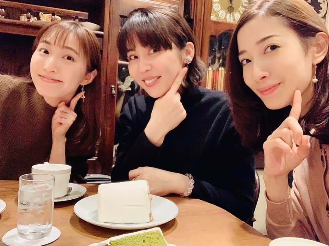 緒月遠麻さんのインスタグラム写真 - (緒月遠麻Instagram)「☺︎ 中身の薄〜い話を 6時間 繰り広げる。笑  いいね😊👍 #実咲凜音 #伶美うらら #緒月遠麻  れーみさんから 可愛い手作りイヤリング頂きました🥳  かわゆい センスよし。」2月26日 23時05分 - toma_ozuki