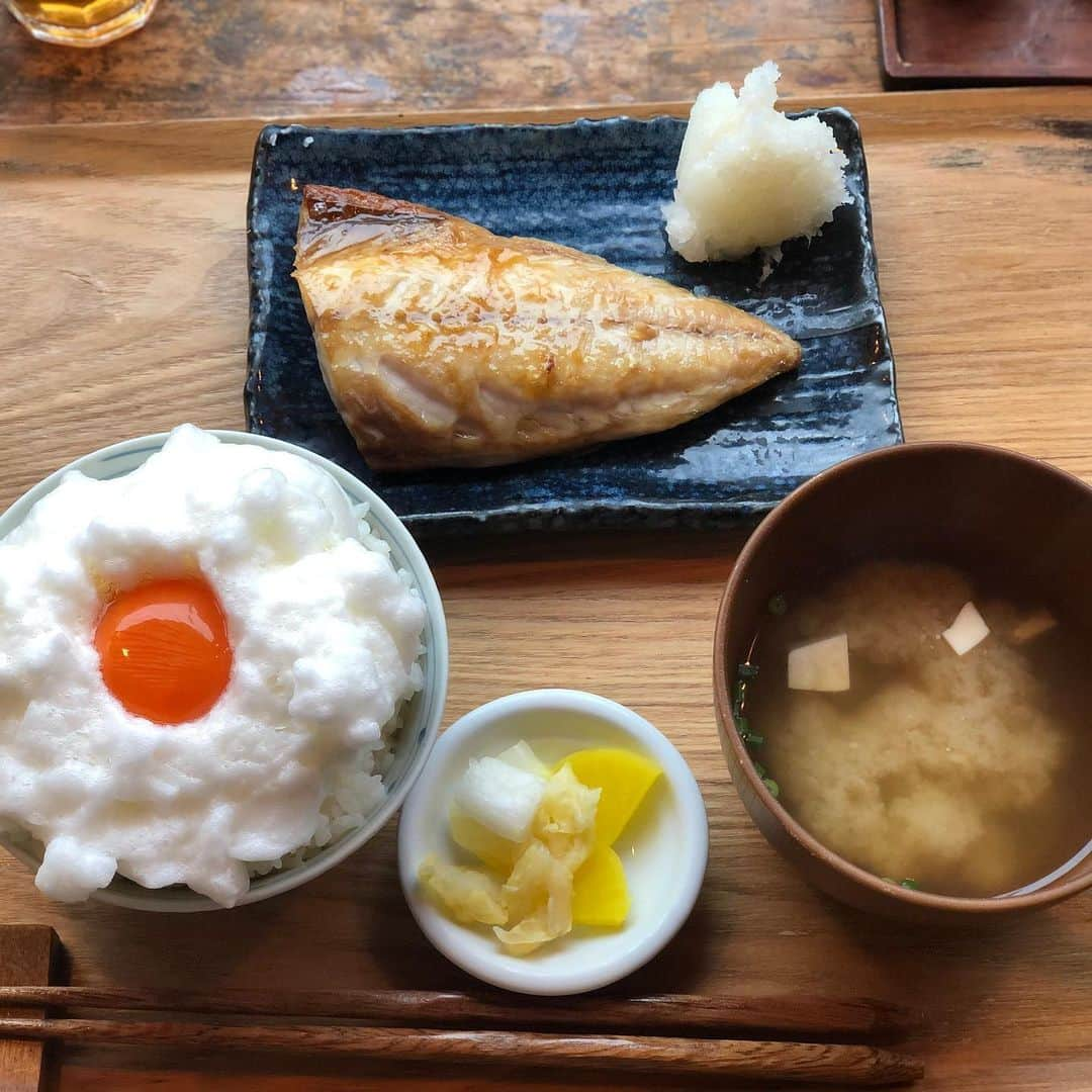 影山祥子さんのインスタグラム写真 - (影山祥子Instagram)「鎌倉の朝ごはん🍚🍽🥚 朝6時に起きて、8時前くらいについて呼ばれたの9時すぎ🥺 朝7:00〜9:00限定のたまごかけごはん🥰 自分でメレンゲ作るスタイル。 はやい人だと2分でできるってゆーてたけど、絶対無理www パティシエじゃないから10分くらいかかった🤣 仕上げは店員さんにやってもらった🥰 メレンゲにするとふあふあになって美味しい🥰 そしてサバの塩焼きがめっちゃ美味い。サバをおかわりしたかった☺️w 今回の写真は自分でとったやつ📷 意外とうまく撮れた🤟 限定の美味しい朝ごはんでした🥰 . . #鎌倉　#朝ごはん　#ヨリドコロ　#朝限定　#鎌倉グルメ　#鎌倉カフェ  #TKG #MTKG #卵かけご飯　#美味しかった　#食べログ　#飯テロ　#gourmet #kamakura #food #foodstagram」2月26日 23時08分 - sacco324