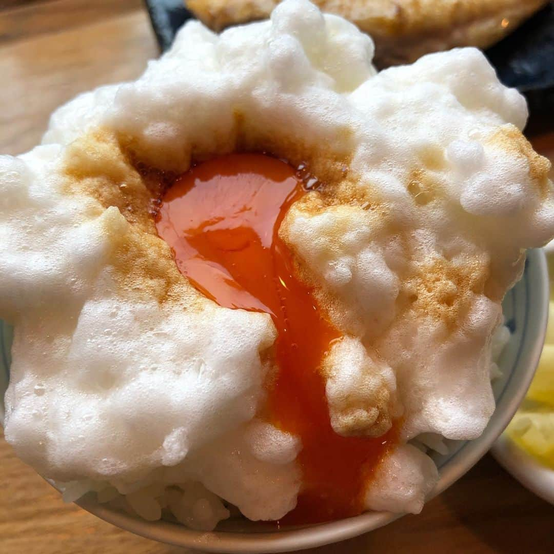 影山祥子さんのインスタグラム写真 - (影山祥子Instagram)「鎌倉の朝ごはん🍚🍽🥚 朝6時に起きて、8時前くらいについて呼ばれたの9時すぎ🥺 朝7:00〜9:00限定のたまごかけごはん🥰 自分でメレンゲ作るスタイル。 はやい人だと2分でできるってゆーてたけど、絶対無理www パティシエじゃないから10分くらいかかった🤣 仕上げは店員さんにやってもらった🥰 メレンゲにするとふあふあになって美味しい🥰 そしてサバの塩焼きがめっちゃ美味い。サバをおかわりしたかった☺️w 今回の写真は自分でとったやつ📷 意外とうまく撮れた🤟 限定の美味しい朝ごはんでした🥰 . . #鎌倉　#朝ごはん　#ヨリドコロ　#朝限定　#鎌倉グルメ　#鎌倉カフェ  #TKG #MTKG #卵かけご飯　#美味しかった　#食べログ　#飯テロ　#gourmet #kamakura #food #foodstagram」2月26日 23時08分 - sacco324