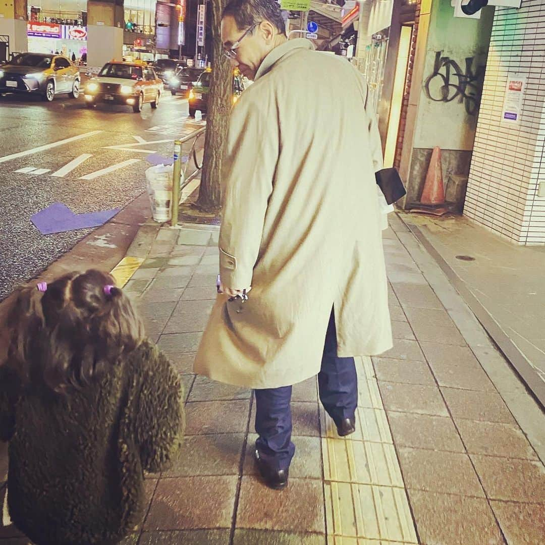 西山茉希さんのインスタグラム写真 - (西山茉希Instagram)「ジジと過ごす夜でした。  #ご機嫌で #陽気で #不器用に #酒愛し #人愛す  大きくて分厚くて、 いつだってあったかいシワシワの手。  私が生まれ育った手。 言葉いらないくらい伝わるんだよ。  #握手で終わる #ハンドシェイクで交わす  ぐない⭐︎⭐︎⭐︎」2月26日 23時13分 - maki.nshiyama50