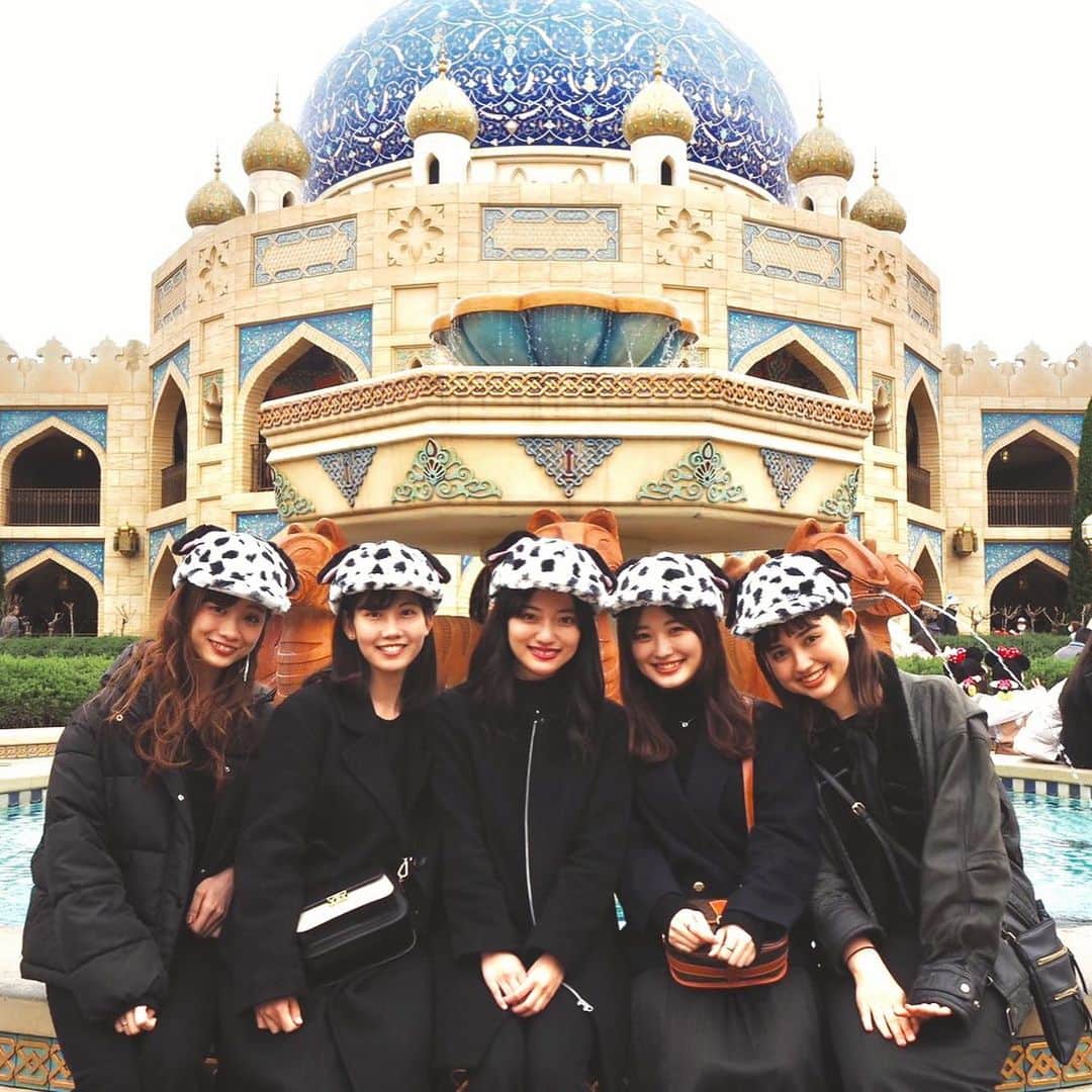 角川友紀のインスタグラム：「この前みんなと一緒に﻿ ﻿ ディズニーに行ってきました🕌﻿ ﻿ ミスコン終わってからも﻿ ﻿ 定期的に集まれて嬉しい…！ ﻿ ﻿ アトラクションに乗ってる時間も並んでる時間も﻿ ﻿ レストランでゆっくりしておしゃべりする時間も﻿ ﻿ 沢山笑えて全部全部楽しかったです☺️﻿ ﻿ ﻿ #ディズニー#ディズニーシー#ディズニーコーデ﻿#ダルメシアン  #ブラックコーデ してみました🦨﻿」