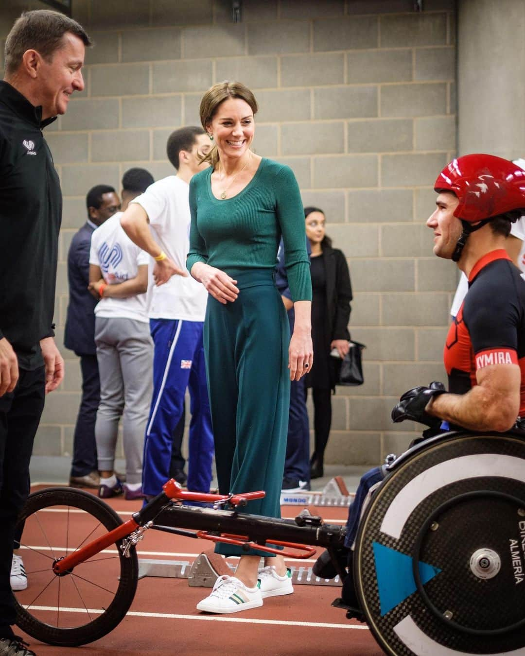 ウィリアム（ケンブリッジ公）さんのインスタグラム写真 - (ウィリアム（ケンブリッジ公）Instagram)「🏃‍♀️ Sprint training with young Para-athlete sprinter Emmanuel Oyinbo-Coker — today The Duchess of Cambridge joined a special @TeamSportsAid event dedicated to celebrating the role that parents and guardians play in their child’s sporting success.  SportsAid, which The Duchess has been Patron of since 2013, helps young British sportsmen and women aspiring to be the country's next Olympic, Paralympic, Commonwealth and World Champions.  The charity supports over 1,000 athletes each year, the vast majority aged 12 to 18, by helping financially towards training and competition costs.  Today The Duchess joined young athletes taking part in a series of track and field activities, before meeting parents and guardians of SportsAid athletes, past and present, to hear about their experiences, the challenges that they face, and about the impact of the support they receive from the charity.  Photos © PA / Kensington Palace」2月26日 23時14分 - princeandprincessofwales