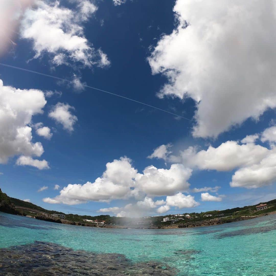 堀加奈子さんのインスタグラム写真 - (堀加奈子Instagram)「宮古島🏝2日目❗️ . sup🏄‍♀️で沖まで🐠海がキレイ過ぎて驚いた😆魚もたくさん🐠🐟🐠 . 波の音とサップで漕ぐ音しかしない☺️ . 最高に癒された☺️☺️🌈 . 伊良部大橋〜三角点〜下地島空港 . 🌈が3ヶ所で観れてとてもラッキー☺️ . 盛りだくさんな一日でした😍 . #sup  #sea  #三角点  #宮古島  #沖縄　 #美容師の休日前」2月26日 23時27分 - belle_kana