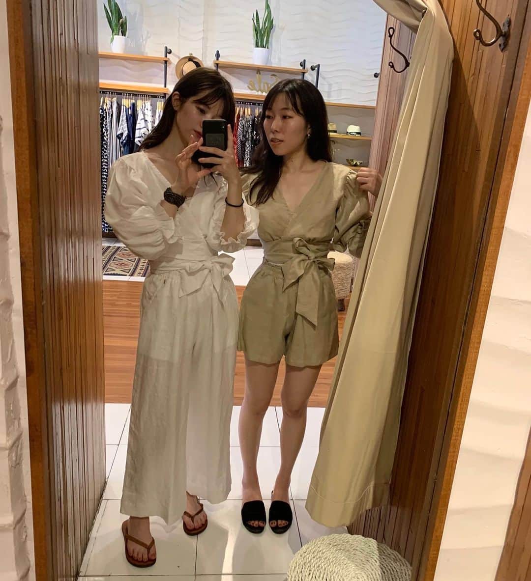 西谷菜々のインスタグラム：「. スミニャックにあるBeach goldというお洋服屋さん🌿 色違いセットアップが可愛すぎた☺️ ワンピースやサンダルも、海で着たくなるものばかり！ #bali」