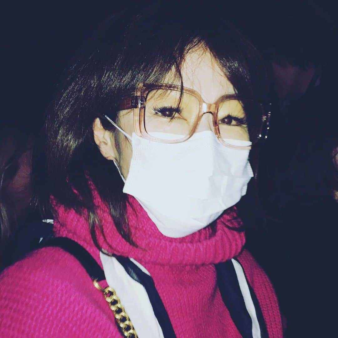 田中杏子さんのインスタグラム写真 - (田中杏子Instagram)「Dries Van Noten のショウ会場では、 来場者にマスクを配っていました。 殺菌ジェルもありコロナウイルス対策です。  欧米でマスクをしていると、怖がられると聞いていたので躊躇していたのですが、配布されると堂々と装着できますね。 (欧米の方はほとんど配布されたマスクを装着してませんが😅) #akotanaka #driesvannoten」2月26日 23時25分 - akoakotanaka