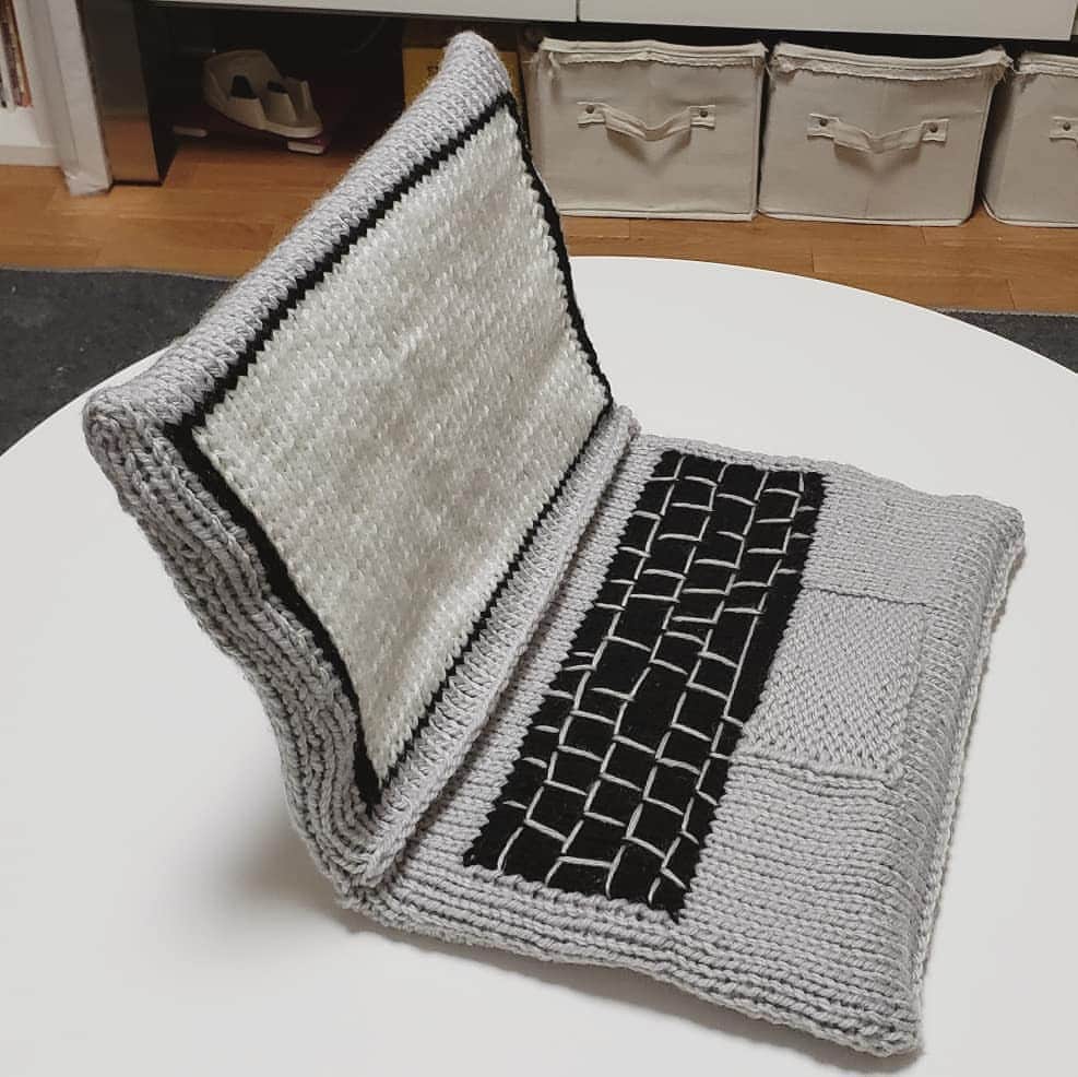 アイパー滝沢さんのインスタグラム写真 - (アイパー滝沢Instagram)「新作編み物56 『Mac book air』 ノートPC編んでみたホゥ。もっと上手く編めるつもりだったのになぁホゥ。おもちゃみたいホゥ。一応りんごのマークだよ。YouTube撮影用に編んだからこんどそっちも見といてホゥー。 #handmade #knitting #Crochet #Macbook #PC #ハマナカ毛糸 #編み物 #アイパー #手芸人 #よしもと芸人 #任侠 #棒編み #knitting_art」2月26日 23時29分 - t.aipa