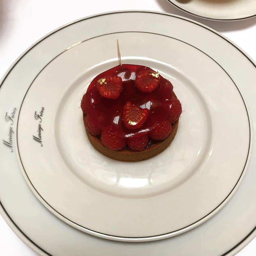 のインスタグラム：「@mariagefreresofficial  日本一時帰国前の最後のケーキは、マリアージュ・フレールでのフランボワーズタルト♡ 見た目も美しくて、お味はさっぱり華やか！ しばらくパリの美味しいガトーとはお別れ。 3月25日まで日本にいまーす♩  #karinsgroumet #yolo #parislife #instagood #instadaily #tflers #model #paris #asianfashionmodel #organic #bio #parisienne #trip #グルメ #パリ #フランス #パリ生活 #オーガニック  #管理栄養士 #野菜ソムリエ #美容 #旅」