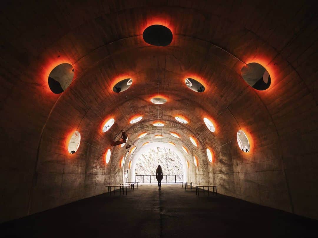 福田洋昭のインスタグラム：「Did a road trip to Kiyotsu Gorge in Niigata prefecture to check out these installations in the gorge tunnels by MAD Architects 🟠」