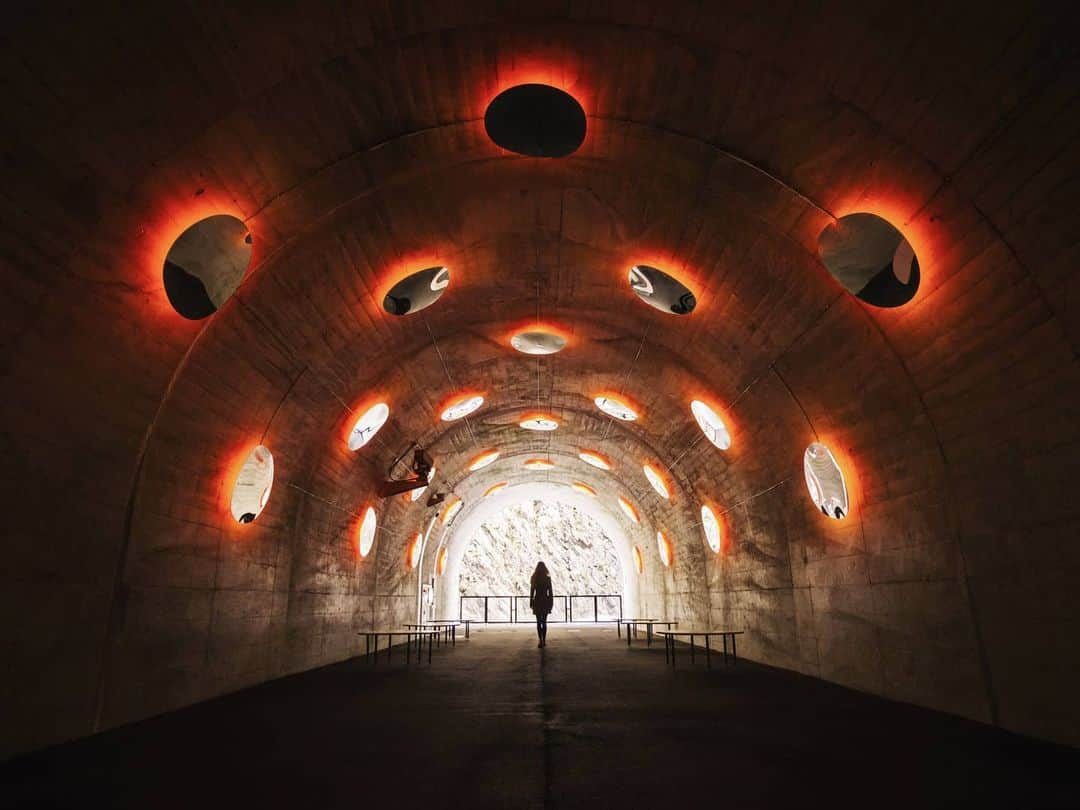 福田洋昭さんのインスタグラム写真 - (福田洋昭Instagram)「Did a road trip to Kiyotsu Gorge in Niigata prefecture to check out these installations in the gorge tunnels by MAD Architects 🟠」2月26日 23時42分 - hirozzzz