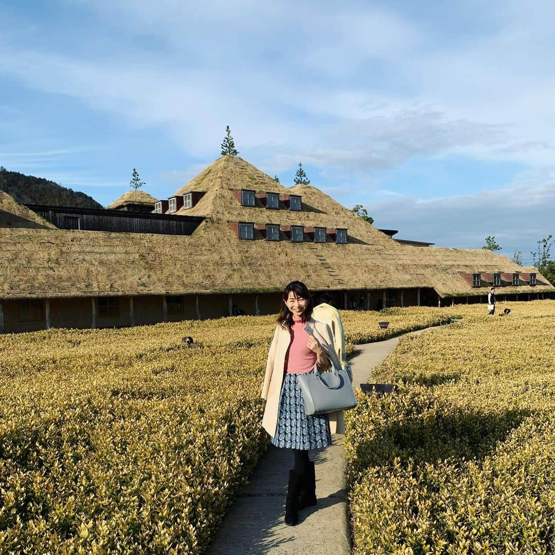 荒生暁子さんのインスタグラム写真 - (荒生暁子Instagram)「🚘で滋賀県守山市まで行ったので そのままマイカーで 近江八幡市まで30分ドライブ。 和菓子たねやさんと バームクーヘンのクラブハリエの 巨大ファーム型店舗ラコリーナへ。 ほほぉ〜広い。  滋賀県は琵琶湖があるけど それ以外にも広大な平地があるのですね。  焼き立てのカステラでお茶を🍵 #滋賀カフェ #滋賀グルメ #滋賀スイーツ」2月26日 23時43分 - akikoarao0904