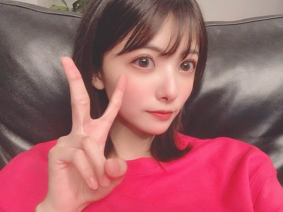 岡田栞奈のインスタグラム：「全然自撮りしないから 更新毎日できなくてごめんね(笑) 今日買ったZARAの部屋着で📸 #zara #tshirt #pink」