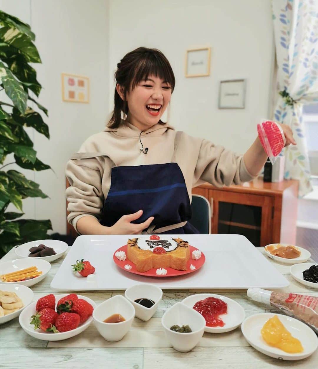 のインスタグラム：「. . 笑いすぎてなんで笑ってるかわからなくなってるロケ #バリはや #🐔」
