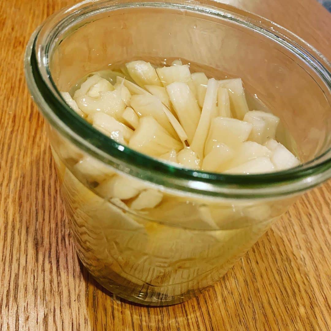 浜口順子さんのインスタグラム写真 - (浜口順子Instagram)「今夜の　#パニックキッチン　は シンプルにカレー🍛　にしました💓 じゃがいものかわりに 里芋を入れましたが意外に美味しかったです。 ちょっと大きめに具材切っても小さくなりますねぇ。  サラダは大好きな パクチー大量サラダです🥗 チリソースのドレッシングがあうあう💓 … … … 👈２枚目は 自家製ピクルスです。 セロリがめっちゃ安かった時に買って 漬けてました〜❗️ いい感じの味になってました💓  カレーめっちゃ余ったので 冷凍しよっと。」2月27日 0時02分 - hamaguchijunko