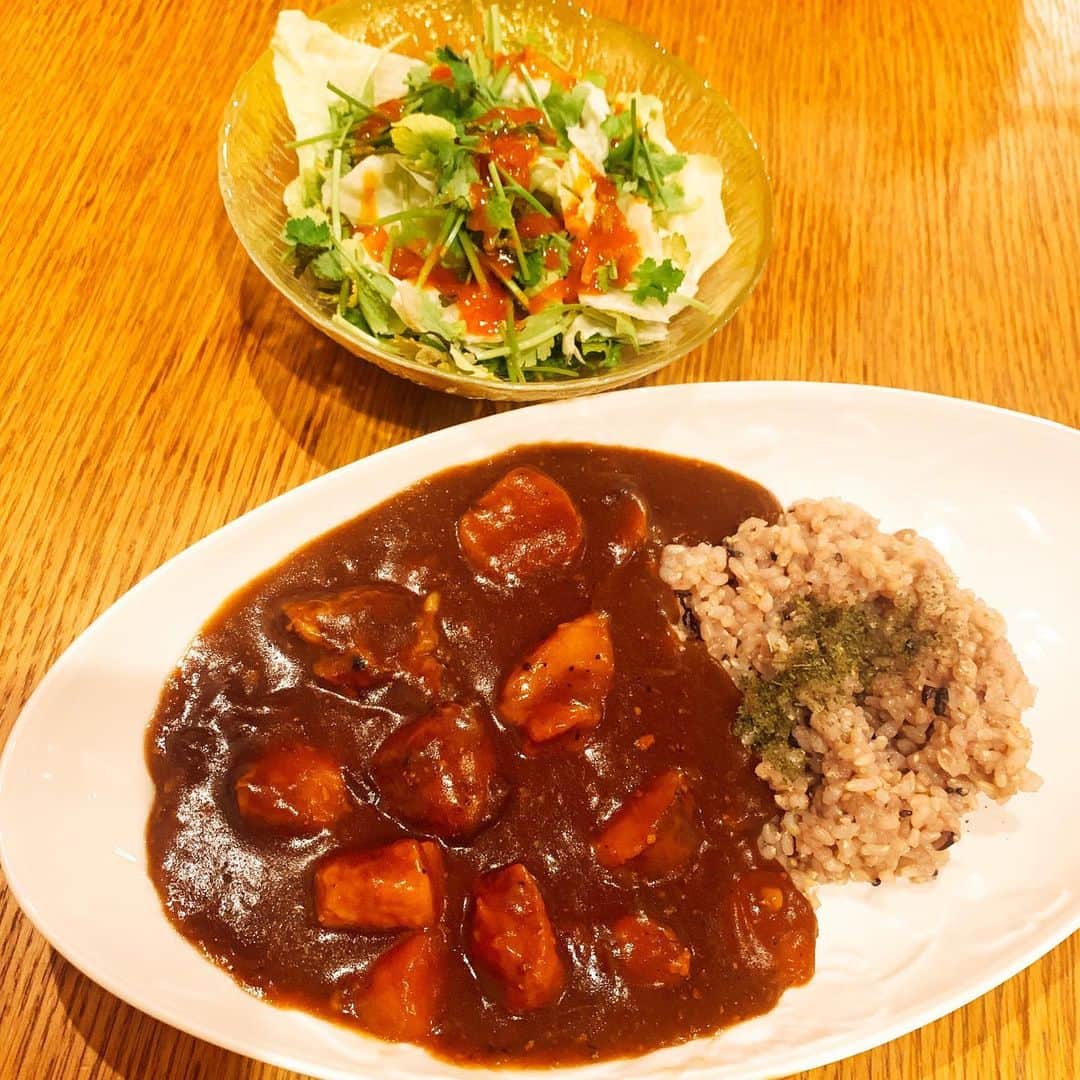 浜口順子さんのインスタグラム写真 - (浜口順子Instagram)「今夜の　#パニックキッチン　は シンプルにカレー🍛　にしました💓 じゃがいものかわりに 里芋を入れましたが意外に美味しかったです。 ちょっと大きめに具材切っても小さくなりますねぇ。  サラダは大好きな パクチー大量サラダです🥗 チリソースのドレッシングがあうあう💓 … … … 👈２枚目は 自家製ピクルスです。 セロリがめっちゃ安かった時に買って 漬けてました〜❗️ いい感じの味になってました💓  カレーめっちゃ余ったので 冷凍しよっと。」2月27日 0時02分 - hamaguchijunko