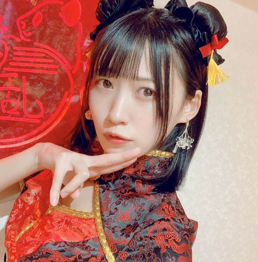 空野青空のインスタグラム：「. . 山吹りょうさん @ry01204 プロデュースのカフェ🐼 #熊猫繚乱 🐼にお邪魔しました〜(*´ω`)♡♡ . #アニ愛でる メンバーかのんちゃんのお誕生日会🎂㊗️🎉 アニソンカラオケ大会やコスプレ大会がたのしすぎたっ！！ . 制服のチャイナが神きゃわなの🤦‍♀️ キャストになるしかないぞこれは🤦‍♀️ (スイカ不足のため不採用) . . . #あおねコス #チャイナ服 #チャイナコス #チャイナドレス #大熊猫 #コンカフェ #秋葉原 #秋葉原カフェ #akiba #コスプレイヤー #cosplaygirl #cosplayer #コスプレ #あおにゃん #空野青空 #aonyan #aoneko #幸薄顔ちゃん #初号機ボディ #黒髪 #おだんごカバー #腹チラ」