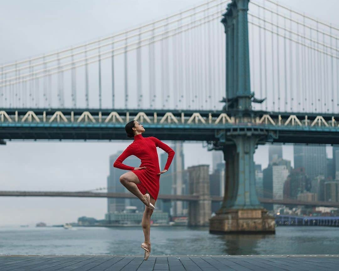 ballerina projectさんのインスタグラム写真 - (ballerina projectInstagram)「Remy Young on the East River. #ballerina - @remyyounggg #eastriver #manhattanbridge #brooklynbridge #newyorkcity #ballerinaproject #ballerinaproject_ #ballet #dance #pointe #reddress #remyyoung  The Ballerina Project book is now available. Go to @ballerinaprojectbook for info. #ballerinaprojectbook  Purchase one of the last remaining limited edition prints. Link is located in our Instagram profile.」2月26日 23時56分 - ballerinaproject_