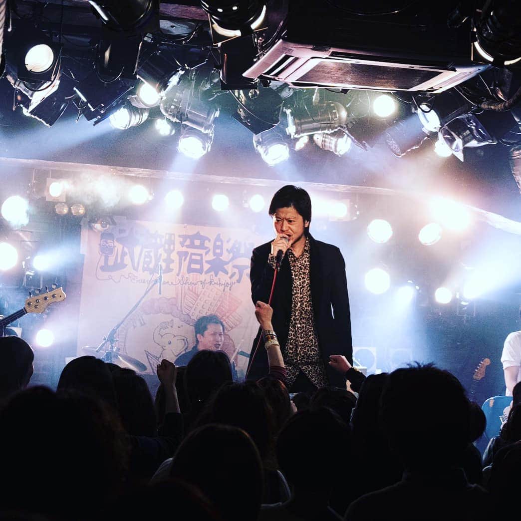 上中丈弥のインスタグラム：「吉祥寺にて武蔵野音楽祭。 めっちゃ良い夜でした🙌 それにしても水野くんカッコイイよね？ 僕はそろそろ髪を切ろうかと考えてます💇💈✂ 帰ったらYouTubeで有名な沼が完成してた。凄い味（笑） #イナ戦 #イナズマ戦隊 #ビレッジマンズストア #武蔵野音楽祭」