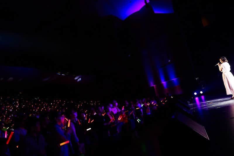 須田亜香里さんのインスタグラム写真 - (須田亜香里Instagram)「2枚目ちょっとだけ動画🤫🎼 間奏で優しさいっぱいの拍手がとても嬉しかったのです。 #ske48全国ツアー宮崎 #夜風の仕業 #赤いペンライト #拍手 #ありがとう」2月27日 0時04分 - akarisuda