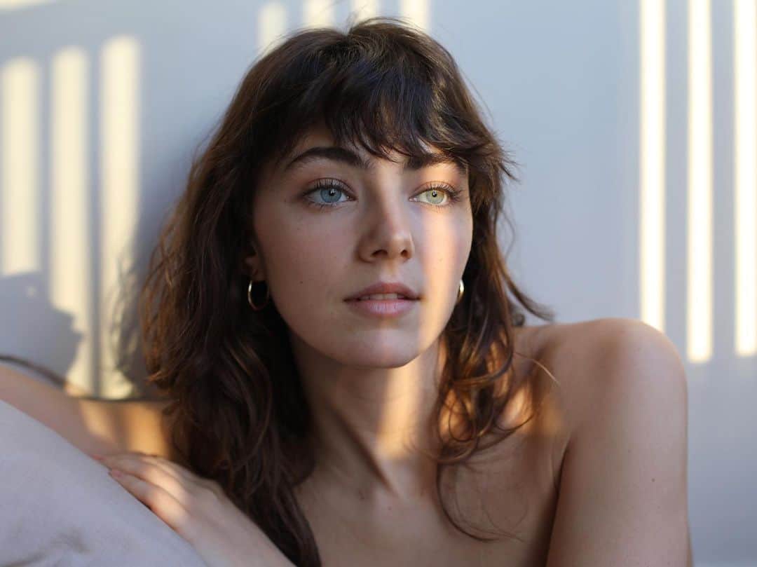Amelia Zadroのインスタグラム：「I’m still learning how to YouTube but I finally made a video about my Skincare Beauty Routine for you guys, with all my best beauty tips and fav products atm. Hope you enjoy! 💫 & this beautiful pic is by @lenarachoudhury 💛」